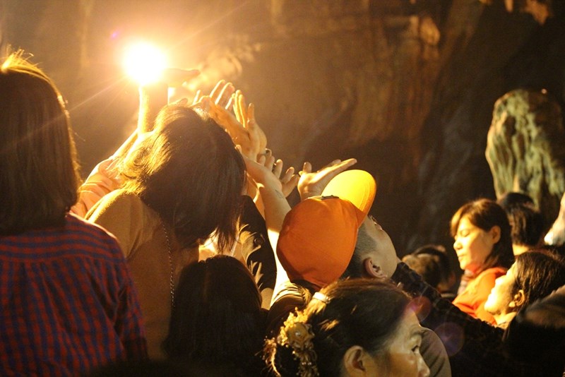 Đua nhau ngửa cổ, giơ tay hứng ‘nước thánh’ chùa Hương